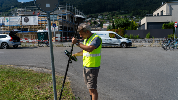 4. The expectation is that positioning works when needed, without requiring intervention. Shown here is the Leica GS18 I GNSS RTK rover supported by high-precision Hexagon SmartNet GNSS correction data. (Credit: Leica Geosystems)
